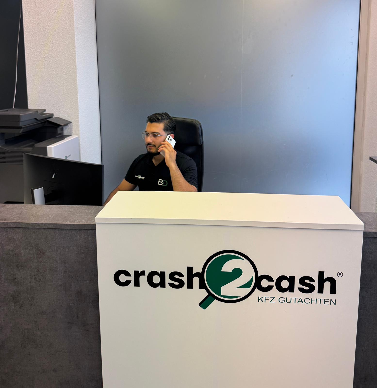 Bünyamin D. am Empfang von crash2cash - persönliche Betreuung nach dem Unfall