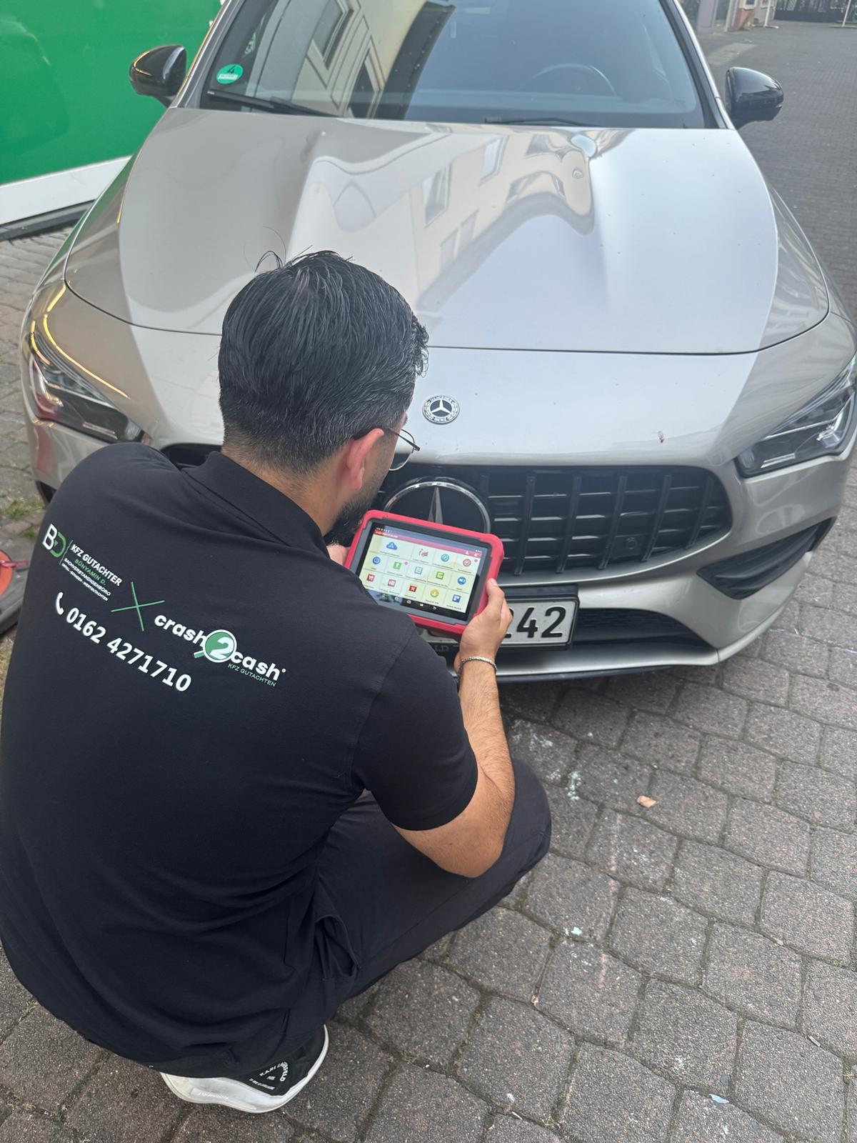 Bünyamin bei der Diagnose eines Mercedes