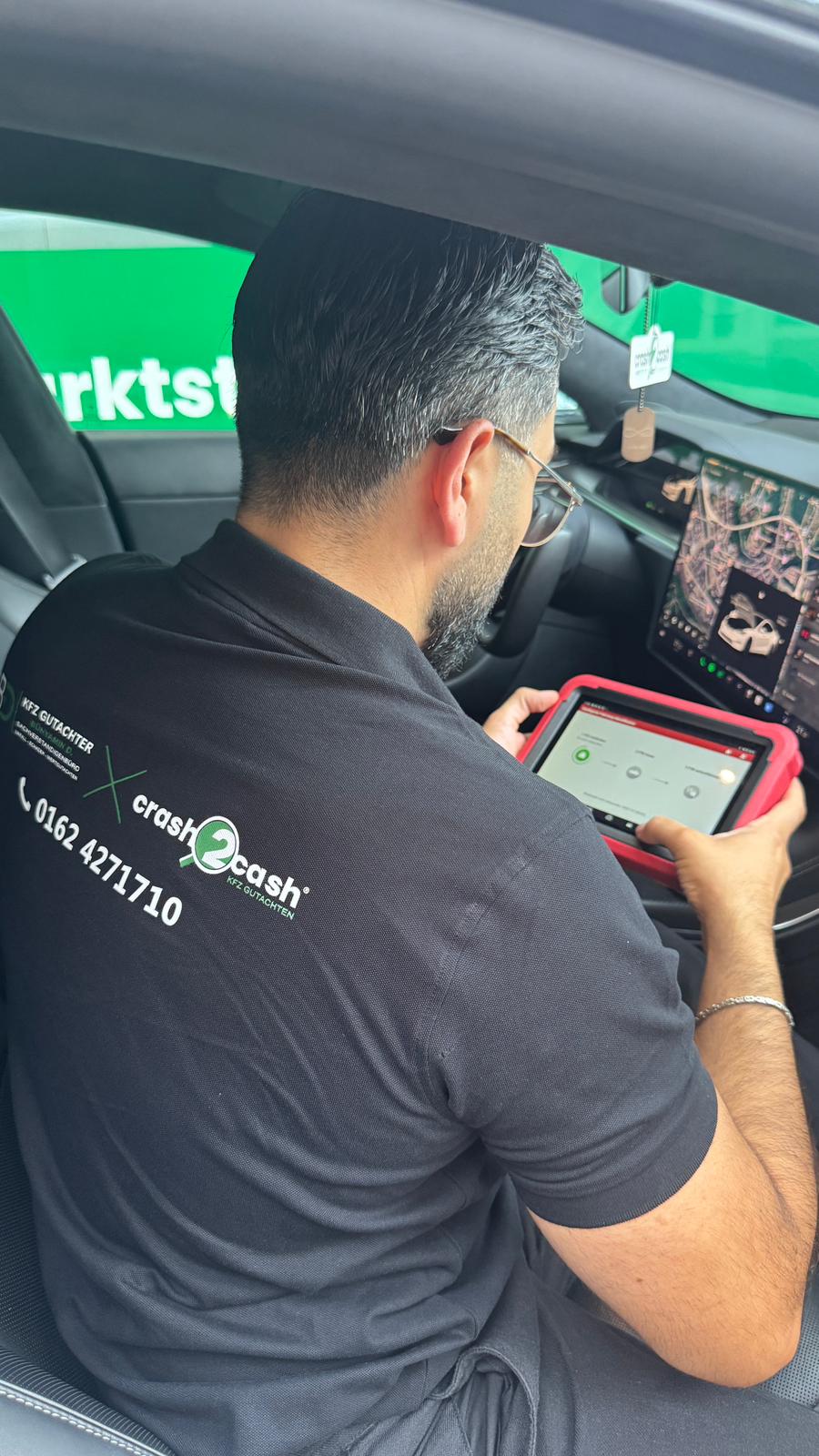 Bünyamin Dincer bei der Fahrzeugdiagnose vor Ort